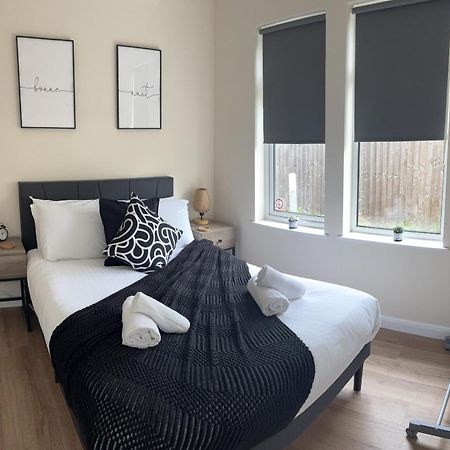 Central - 1 Bed, Cosy Retreat Swindon Dış mekan fotoğraf