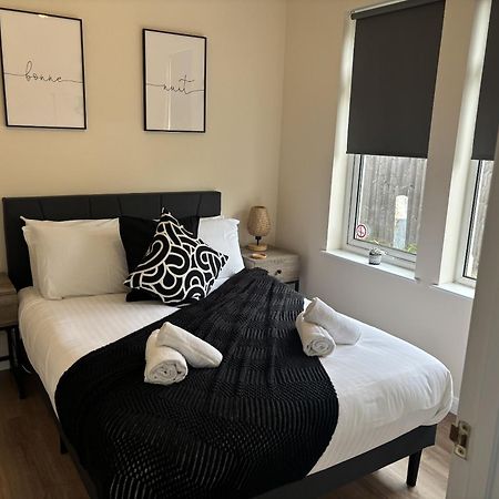 Central - 1 Bed, Cosy Retreat Swindon Dış mekan fotoğraf