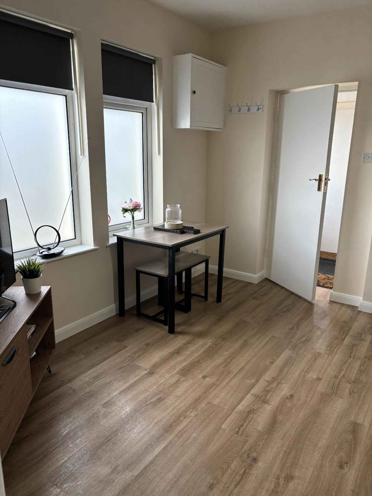 Central - 1 Bed, Cosy Retreat Swindon Dış mekan fotoğraf